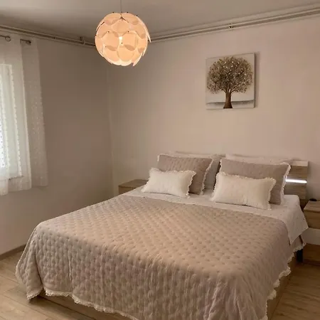 Comfy In A Quiet Neighborhood Apartment