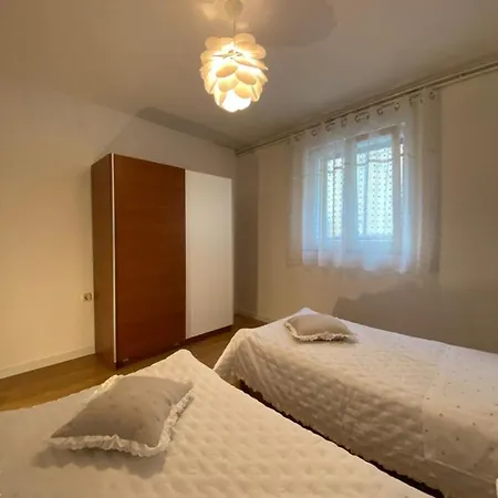Comfy In A Quiet Neighborhood Apartment